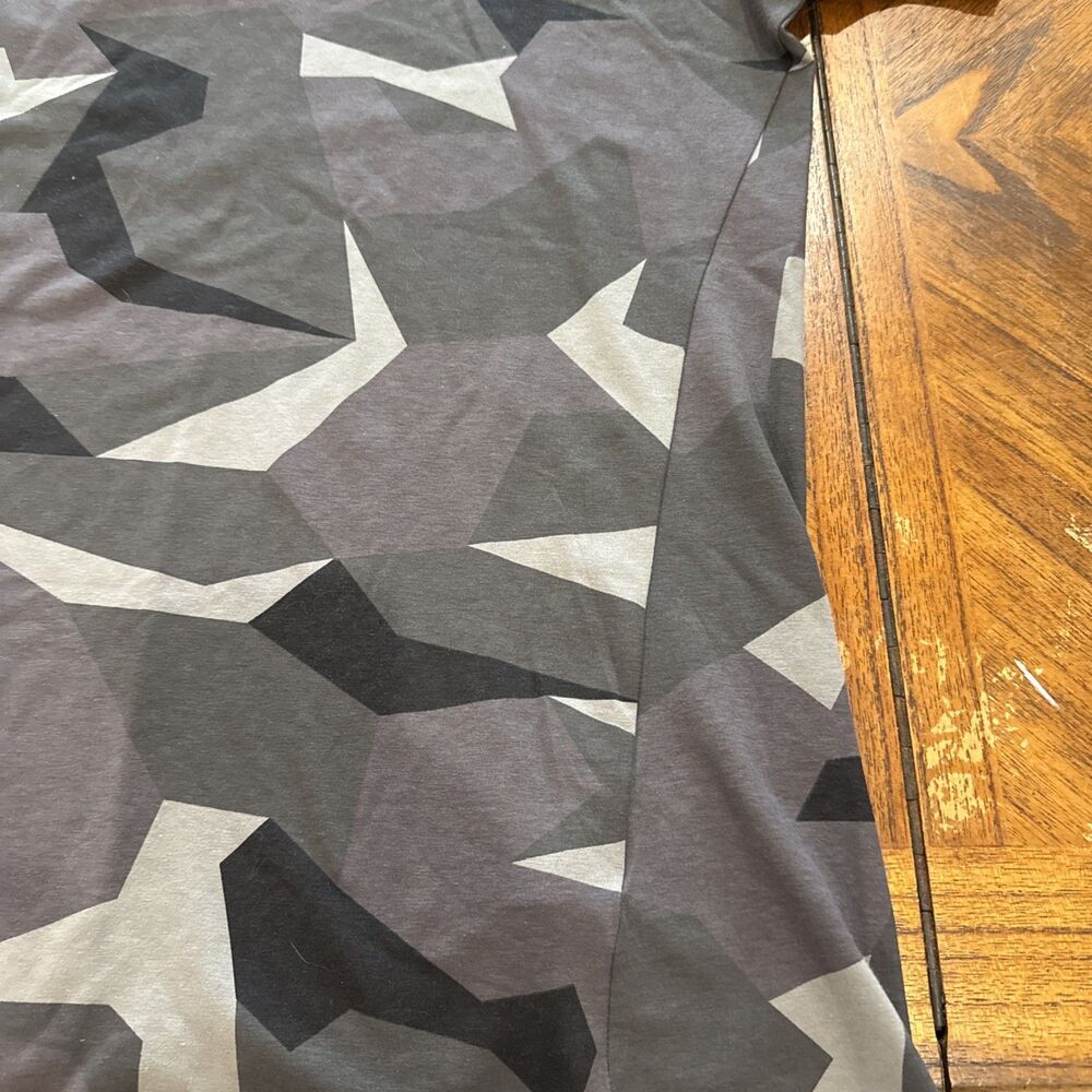 GYMSHARK Grey Camouflaged Design Size XL Cotton/Poly Tshirt GUC - Picture 5 of 11